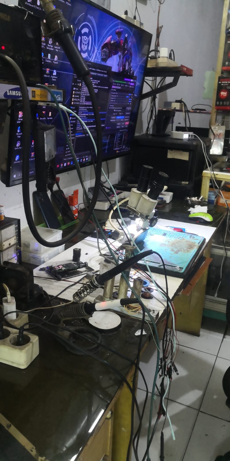 Meja kerja teknisi General Cellular